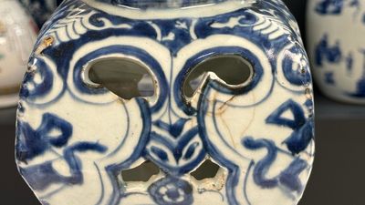 A rare Chinese blue and white openworked incense burner, Ming — 照片 2