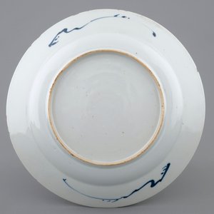 A rare Chinese blue and white plate after a Dutch Delft example, Qianlong, 18th C. — photo 2