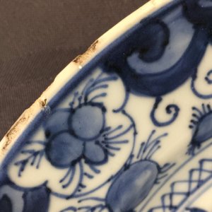 A rare Chinese blue and white plate after a Dutch Delft example, Qianlong, 18th C. — photo 3