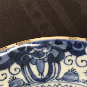 A rare Chinese blue and white plate after a Dutch Delft example, Qianlong, 18th C. — photo 5
