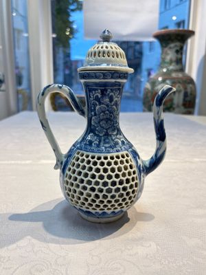 A rare Chinese blue and white reticulated double-walled ewer and cover with floral design, Kangxi — foto 1