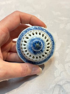 A rare Chinese blue and white reticulated double-walled ewer and cover with floral design, Kangxi — foto 11