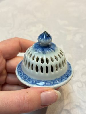 A rare Chinese blue and white reticulated double-walled ewer and cover with floral design, Kangxi — foto 12