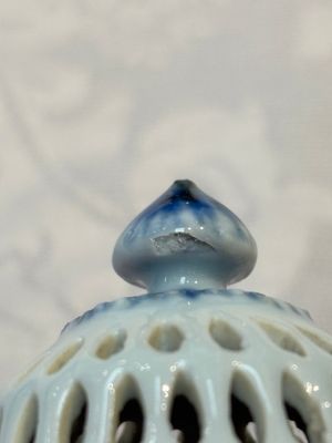 A rare Chinese blue and white reticulated double-walled ewer and cover with floral design, Kangxi — foto 13
