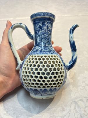 A rare Chinese blue and white reticulated double-walled ewer and cover with floral design, Kangxi — foto 2