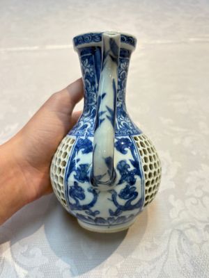 A rare Chinese blue and white reticulated double-walled ewer and cover with floral design, Kangxi — foto 3
