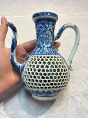 A rare Chinese blue and white reticulated double-walled ewer and cover with floral design, Kangxi — foto 4