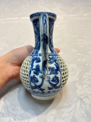 A rare Chinese blue and white reticulated double-walled ewer and cover with floral design, Kangxi — foto 5