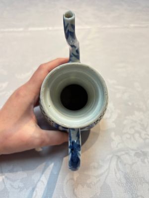 A rare Chinese blue and white reticulated double-walled ewer and cover with floral design, Kangxi — foto 6