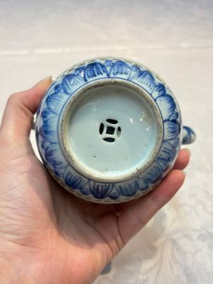 A rare Chinese blue and white reticulated double-walled ewer and cover with floral design, Kangxi — foto 7