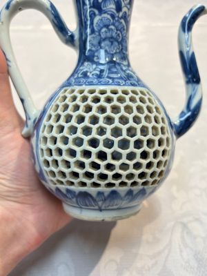 A rare Chinese blue and white reticulated double-walled ewer and cover with floral design, Kangxi — foto 8