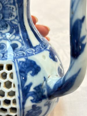 A rare Chinese blue and white reticulated double-walled ewer and cover with floral design, Kangxi — foto 9
