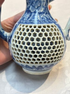 A rare Chinese blue and white reticulated double-walled ewer and cover with floral design, Kangxi — foto 10
