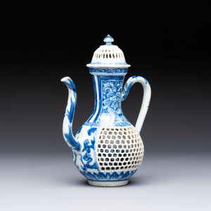 A rare Chinese blue and white reticulated double-walled ewer and cover with floral design, Kangxi — foto 1