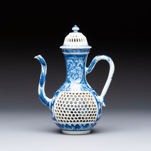 A rare Chinese blue and white reticulated double-walled ewer and cover with floral design, Kangxi — foto 2