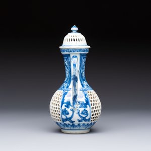 A rare Chinese blue and white reticulated double-walled ewer and cover with floral design, Kangxi — foto 3