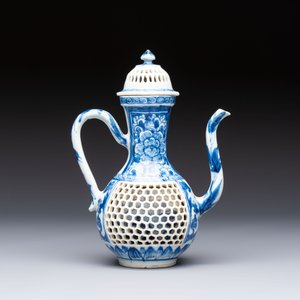 A rare Chinese blue and white reticulated double-walled ewer and cover with floral design, Kangxi — foto 4