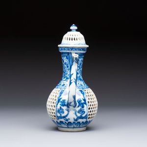 A rare Chinese blue and white reticulated double-walled ewer and cover with floral design, Kangxi — foto 5