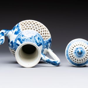 A rare Chinese blue and white reticulated double-walled ewer and cover with floral design, Kangxi — foto 6