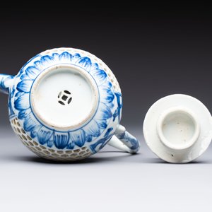 A rare Chinese blue and white reticulated double-walled ewer and cover with floral design, Kangxi — foto 7
