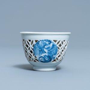 A rare Chinese blue and white reticulated double-walled 'fenix' cup, Transitional period — 照片 3