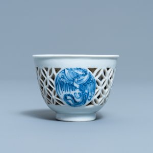 A rare Chinese blue and white reticulated double-walled 'fenix' cup, Transitional period — 照片 5