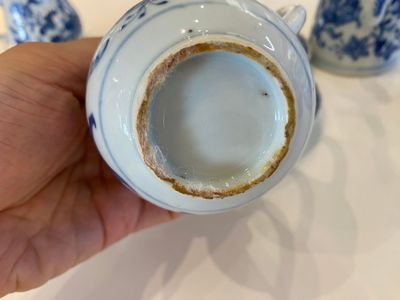 A rare Chinese blue and white set of two jugs and two casters on stand, Qianlong — photo 15
