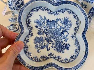 A rare Chinese blue and white set of two jugs and two casters on stand, Qianlong — photo 16