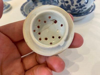 A rare Chinese blue and white set of two jugs and two casters on stand, Qianlong — photo 7