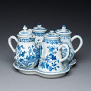 A rare Chinese blue and white set of two jugs and two casters on stand, Qianlong — photo 2