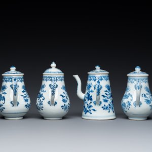 A rare Chinese blue and white set of two jugs and two casters on stand, Qianlong — photo 4