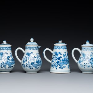 A rare Chinese blue and white set of two jugs and two casters on stand, Qianlong — photo 5