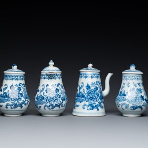 A rare Chinese blue and white set of two jugs and two casters on stand, Qianlong — photo 6