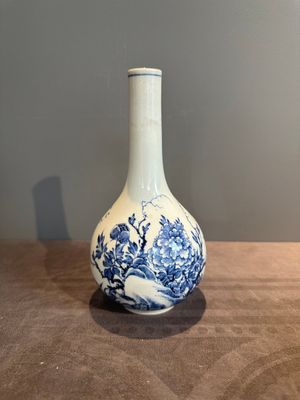 A rare Chinese blue and white soft paste porcelain bottle vase, Chenghua mark, Yongzheng/Qianlong — photo 1