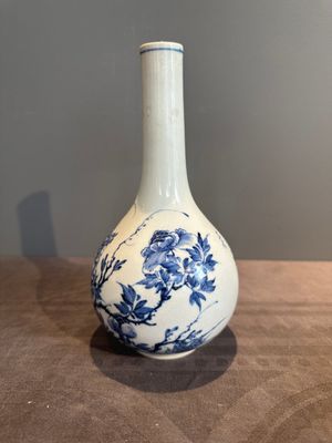 A rare Chinese blue and white soft paste porcelain bottle vase, Chenghua mark, Yongzheng/Qianlong — photo 4