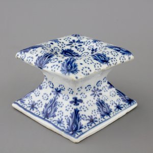 A rare Chinese blue and white square salt on foot, Kangxi, ca. 1700 — 照片 1