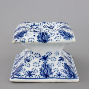A rare Chinese blue and white square salt on foot, Kangxi, ca. 1700 — 照片 2