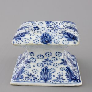 A rare Chinese blue and white square salt on foot, Kangxi, ca. 1700 — 照片 3