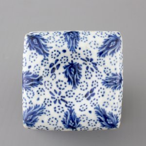 A rare Chinese blue and white square salt on foot, Kangxi, ca. 1700 — 照片 6
