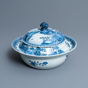 A rare Chinese blue and white tureen and cover for use on a ship, Qianlong — 照片 1