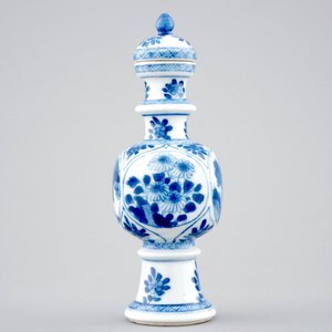 A rare Chinese blue and white vase and cover, Kangxi — 照片 5