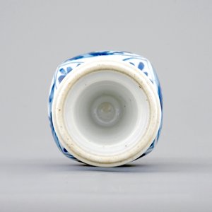 A rare Chinese blue and white vase and cover, Kangxi — 照片 7