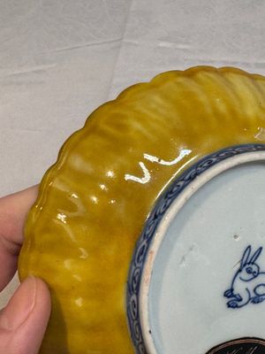 A rare Chinese blue and white yellow-glazed border chrysanthemum-shaped plate with figural design, hare mark, Jiajing — foto 11