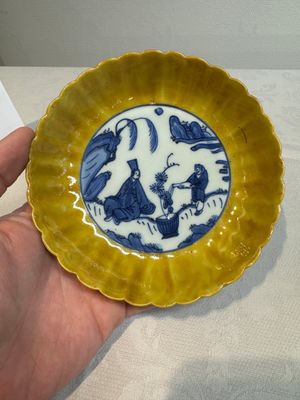 A rare Chinese blue and white yellow-glazed border chrysanthemum-shaped plate with figural design, hare mark, Jiajing — foto 2