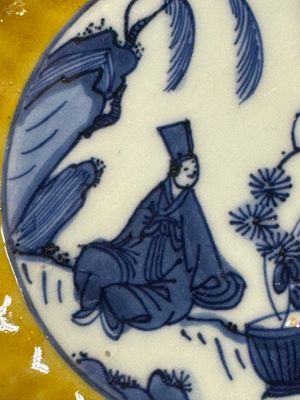 A rare Chinese blue and white yellow-glazed border chrysanthemum-shaped plate with figural design, hare mark, Jiajing — foto 3