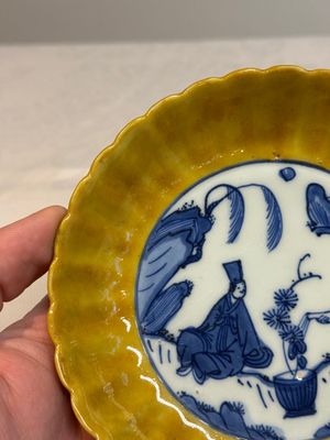 A rare Chinese blue and white yellow-glazed border chrysanthemum-shaped plate with figural design, hare mark, Jiajing — foto 4