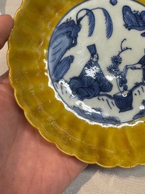 A rare Chinese blue and white yellow-glazed border chrysanthemum-shaped plate with figural design, hare mark, Jiajing — foto 7