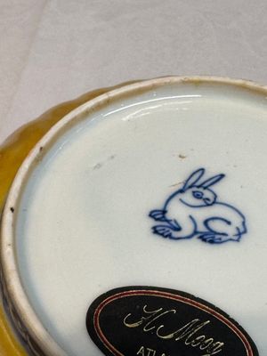 A rare Chinese blue and white yellow-glazed border chrysanthemum-shaped plate with figural design, hare mark, Jiajing — foto 10