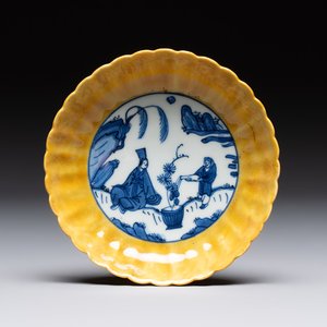 A rare Chinese blue and white yellow-glazed border chrysanthemum-shaped plate with figural design, hare mark, Jiajing — foto 1