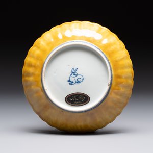 A rare Chinese blue and white yellow-glazed border chrysanthemum-shaped plate with figural design, hare mark, Jiajing — foto 2